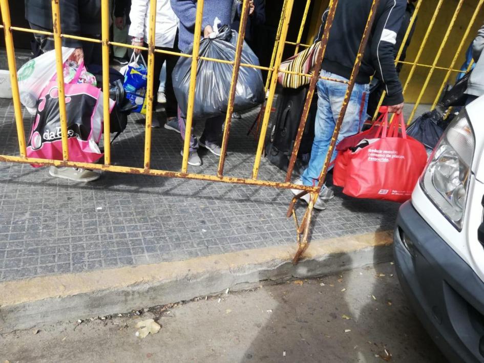 Traslado de 29 personas que el MIDES había alojado temporalmente en el Palacio Peñarol hasta su nuevo hogar en Sayago Traslado de 29 personas que el MIDES había alojado temporalmente en el Palacio Peñarol hasta su nuevo hogar en Sayago