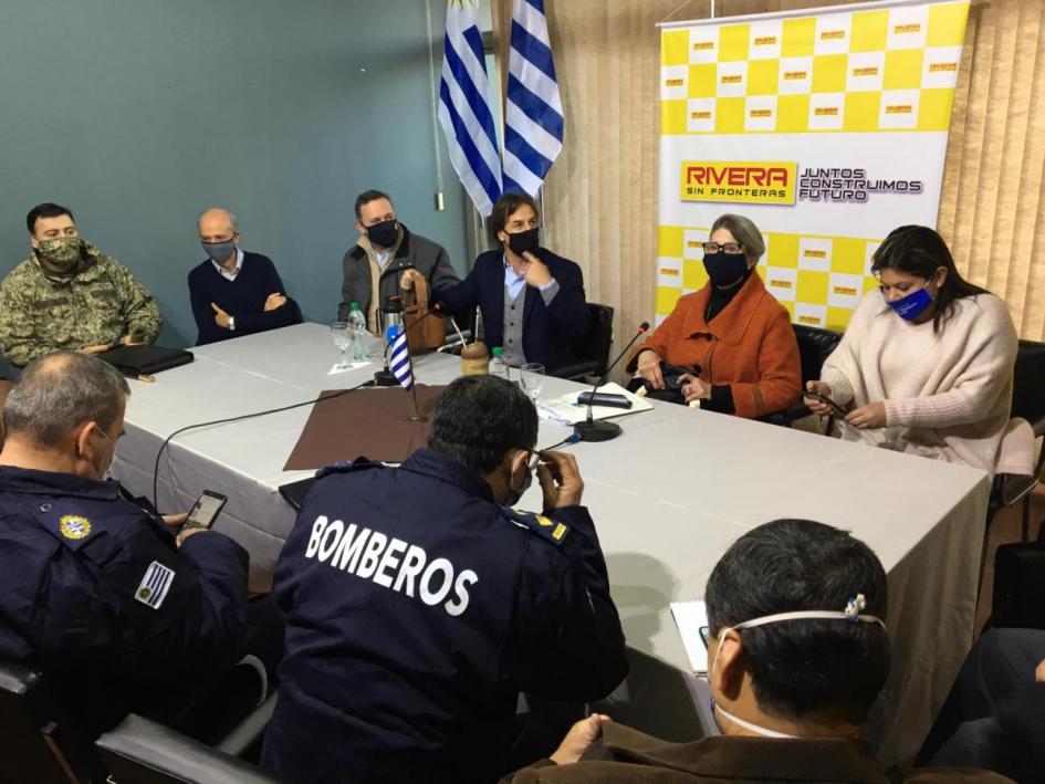 Presidente Lacalle Pou, ministro de Defensa, Javier García, secretario de Presidencia, Álvaro Delgado reunidos con el Centro Coordinador de Emergencias de Rivera