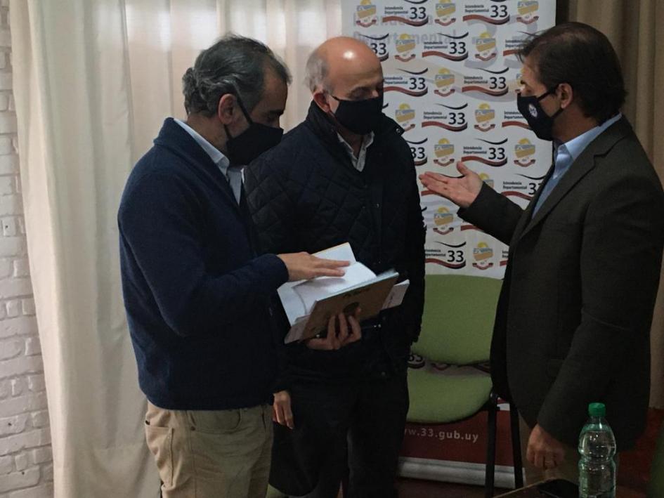 Autoridades reunidas en CECOED Presidente Luis Lacalle Pou y Ministro de Defensa reunidos