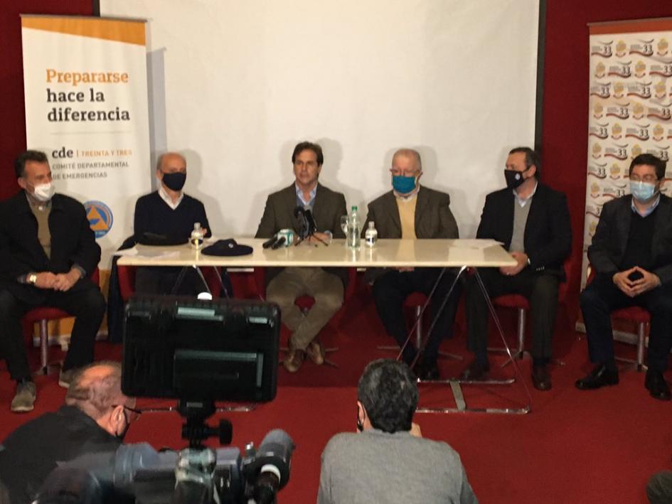 Autoridades del CECOED Autoridades del CECOED reunidas en una mesa
