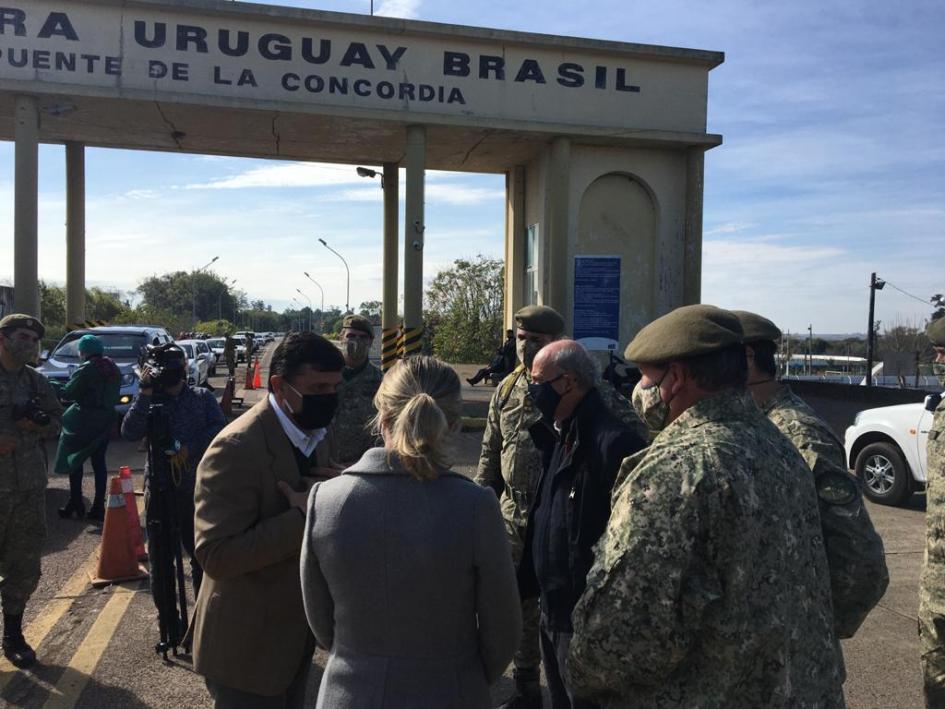 Autoridades del MDN en Artigas Autoridades en puente de la Concordia
