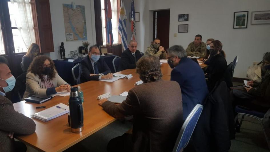 Autoridades reunidas Autoridades de los ministerios reunidas en una mesa