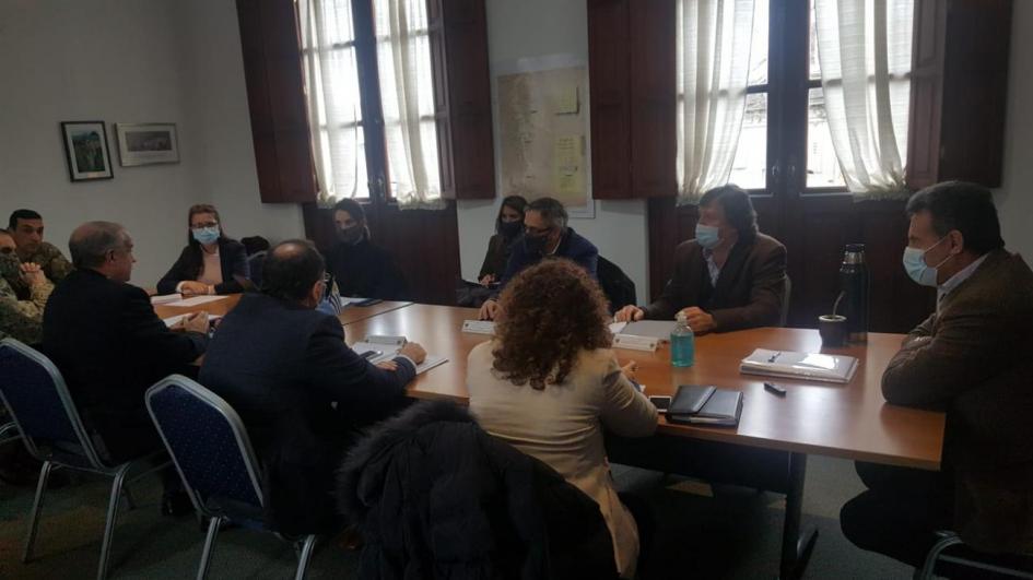 Autoridades reunidas Autoridades de los ministerios reunidas en una mesa