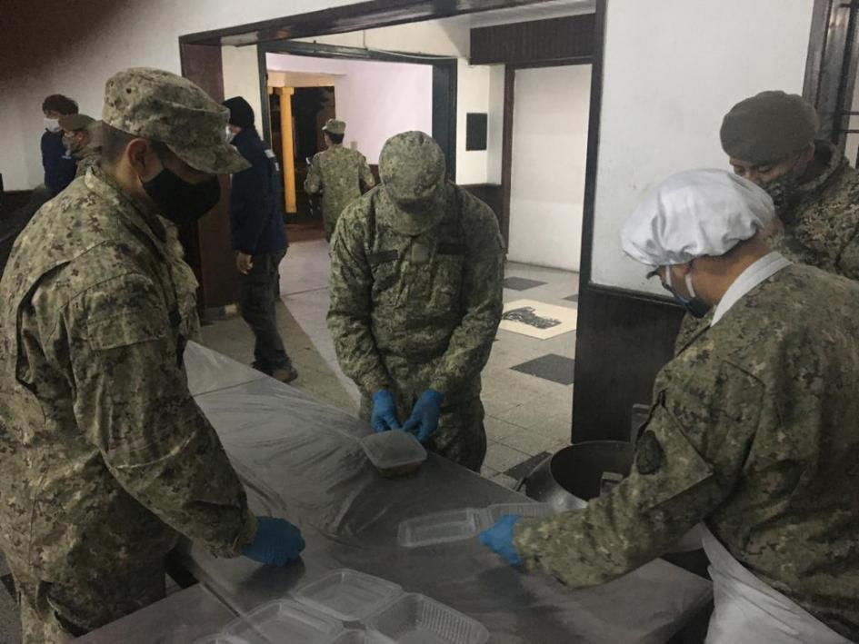 Personal militar preparando viandas alimenticias Personal militar preparando viandas alimenticias
