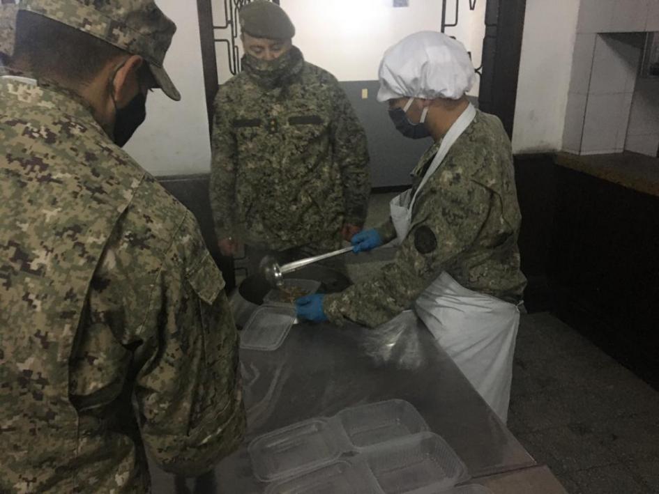 Personal militar preparando viandas alimenticias