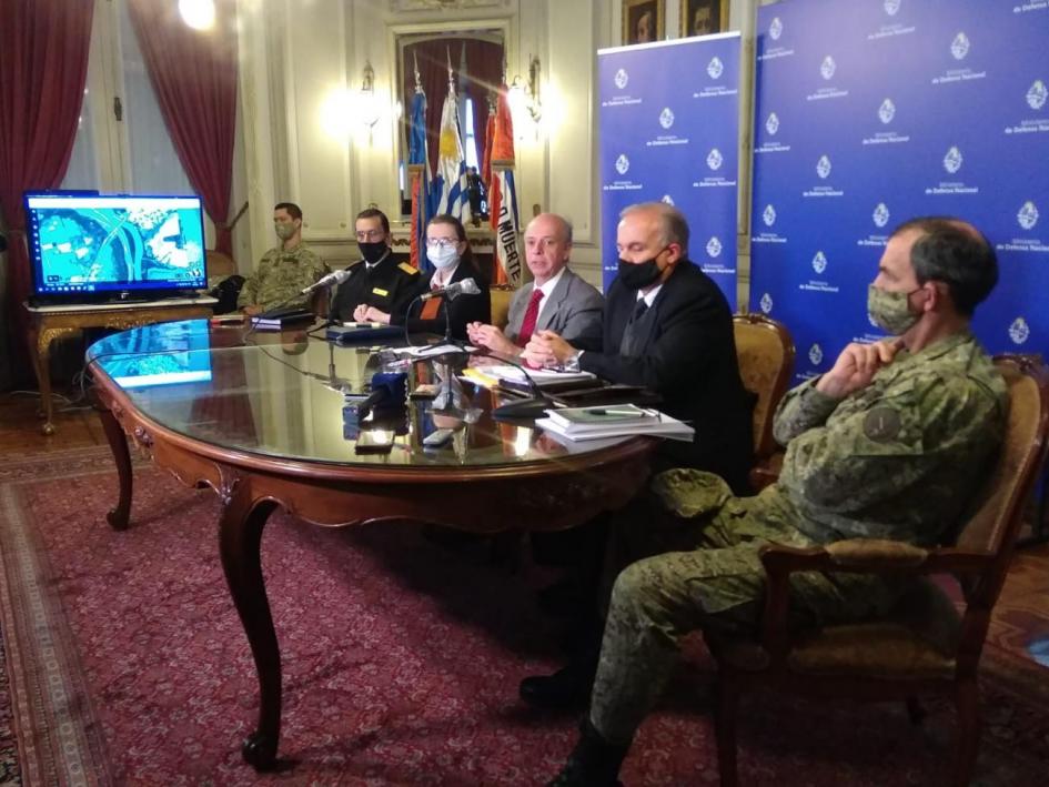 Prefecto Nacional Naval, Contralmirante José Elizondo, directora de Coordinación del Ministerio de Salud Pública, Karina Rando, subsecretario de Defensa, Rivera Elgue y comandante en jefe del Ejército, gral. Gerardo Fregossi