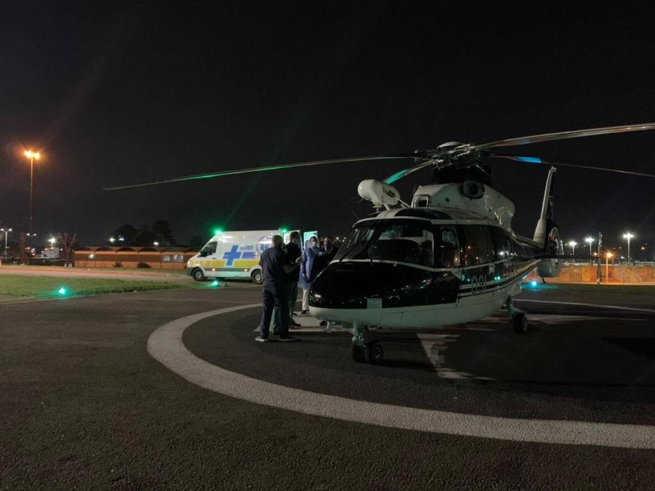 Aterrizaje del helicóptero AS-365 «Dauphin» en el helipuerto del Hospital Policial, tras efectuar con éxito la evacuación médica realizada desde Young Aterrizaje del helicóptero AS-365 «Dauphin» en el helipuerto del Hospital Policial, tras efectuar con éxito la evacuación médica realizada desde Young