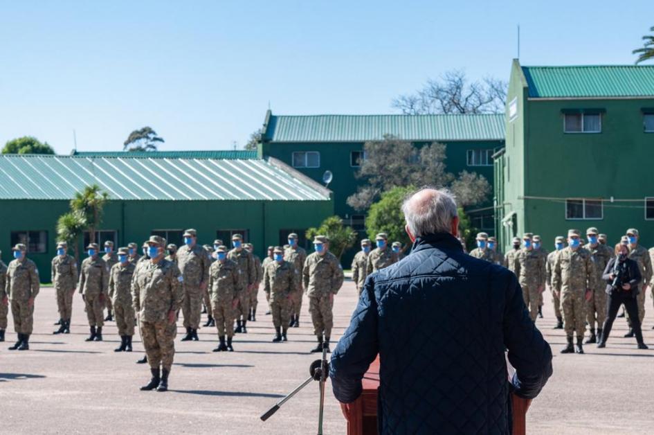 Ministro de Defensa, Javier García, saludando a contingente uruguayo