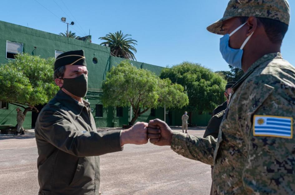 Comandante en jefe del Ejército saludando a personal que se va a desplegar en misión de paz
