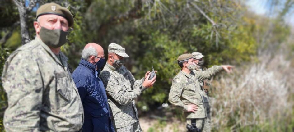 Ministro de Defensa, Javier García en Paraje La Higuera, a orillas del Río Negro