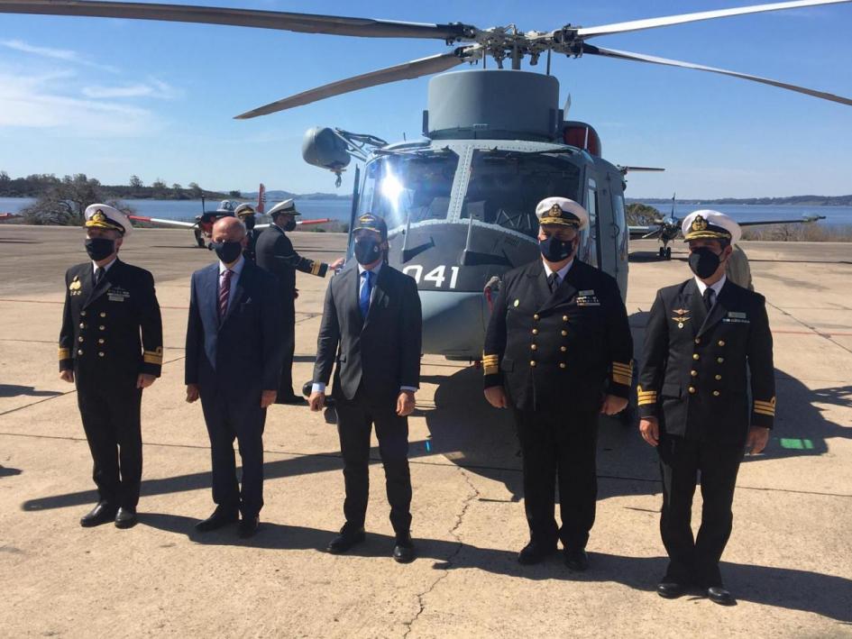 Autoridades frente al helicóptero recibido para la Armada Nacional