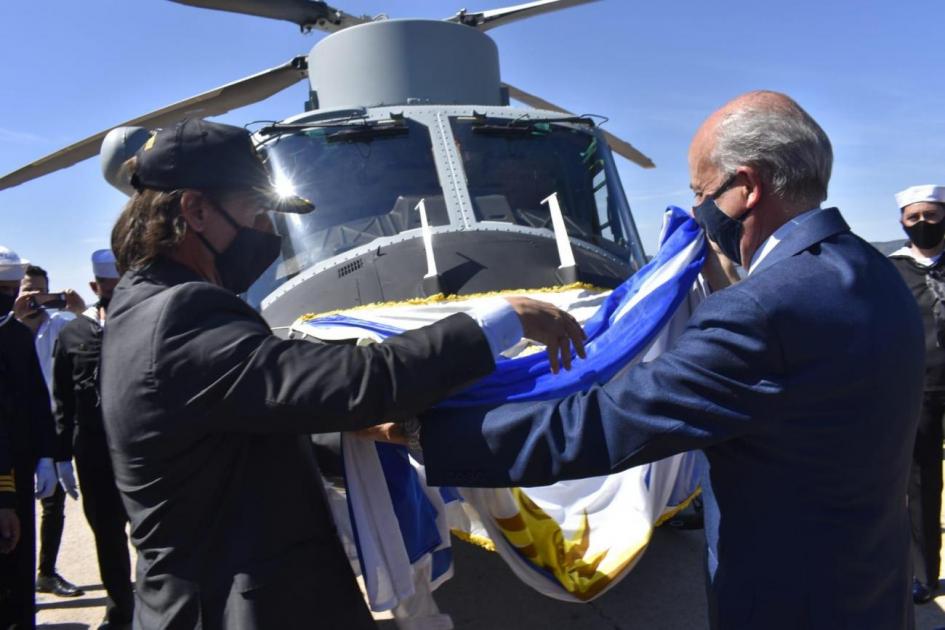 Presidente Lacalle Pou y ministro García descubriendo Pabellón Nacional colocado en el helicóptero