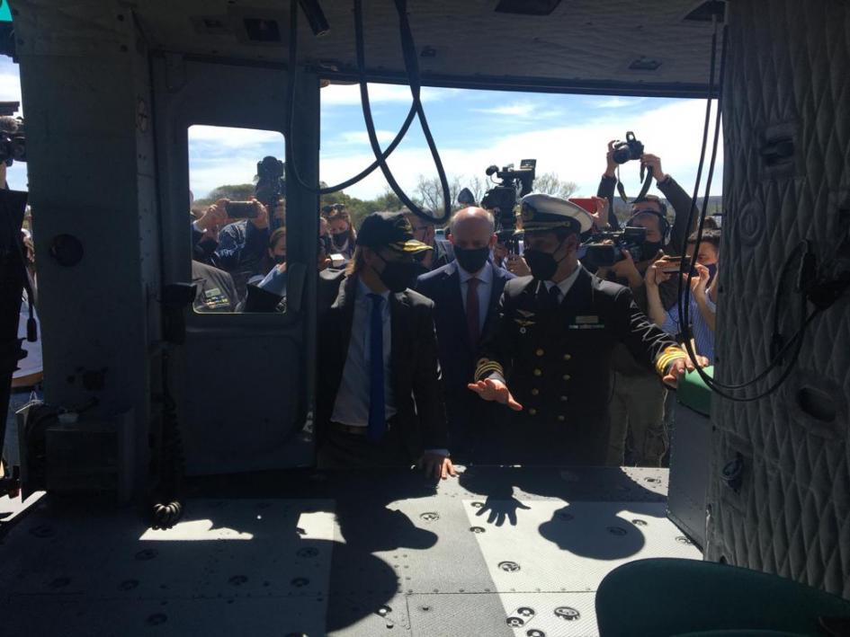 Presidente Lacalle Pou viendo el helicóptero por dentro