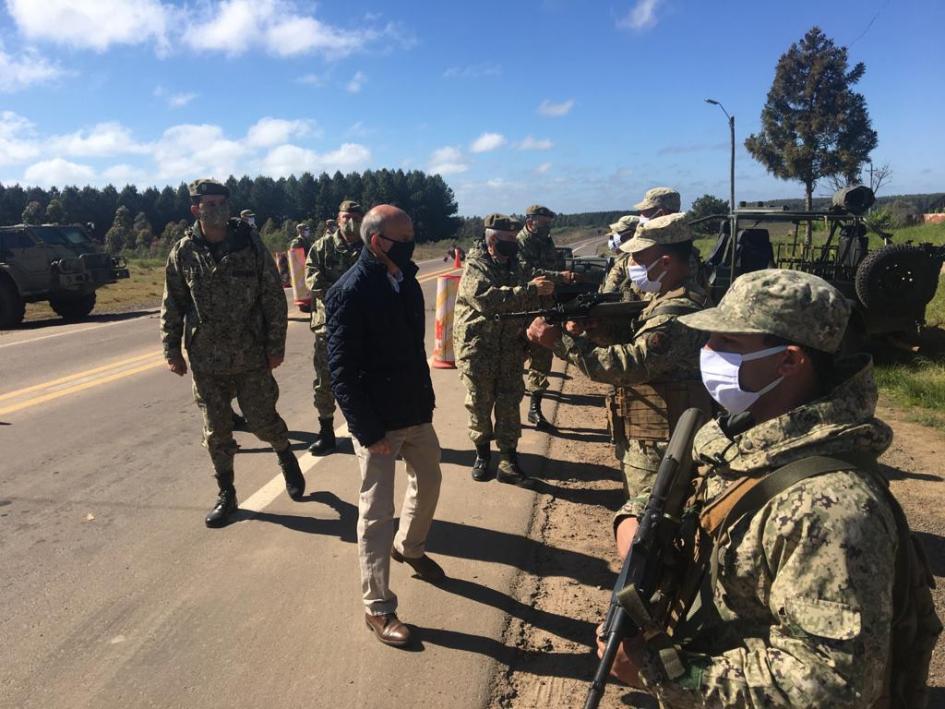 Ministro Javier García saluda a militares desplegados en la frontera de Rivera