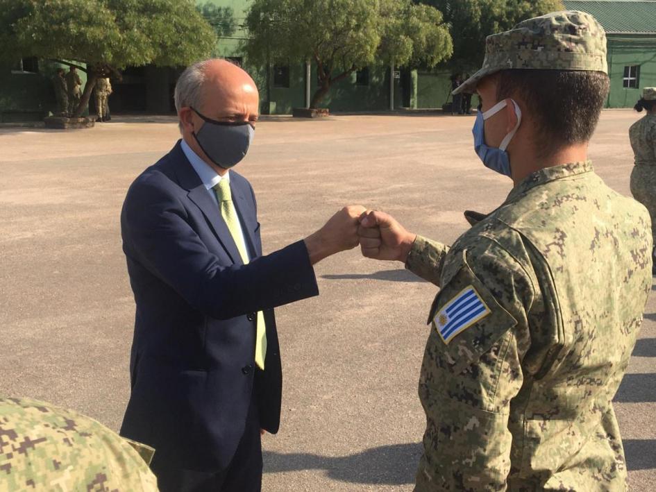 Ministro de Defensa, Javier García saluda a efectivo militar que partirá a misiones de paz