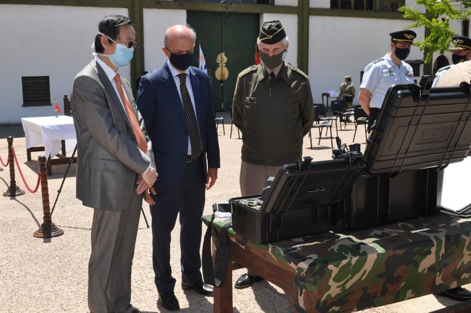 Embajador de la República Popular China, Wang Gang, ministro de Defensa, Javier García y jefe del ESMADE, Gral. de Ejército Marcelo Montaner