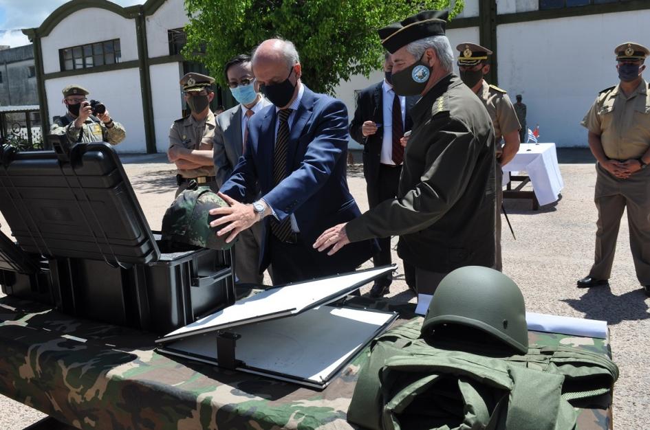 Embajador de la República Popular China, Wang Gang, ministro de Defensa, Javier García y jefe del ESMADE, Gral. de Ejército Marcelo Montaner