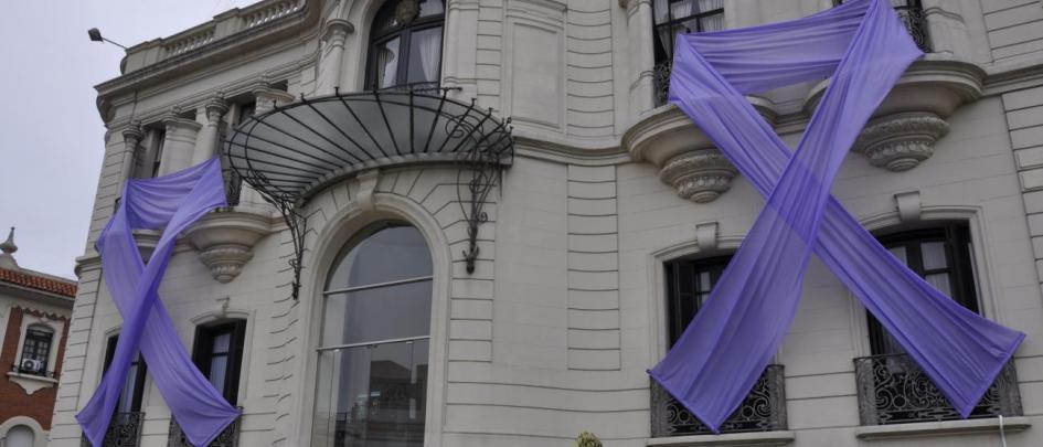 Fachada del edificio del Ministerio de Defensa con cintas violetas 