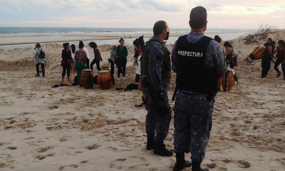 Efectivos de la Armada disolviendo aglomeraciones en la playa