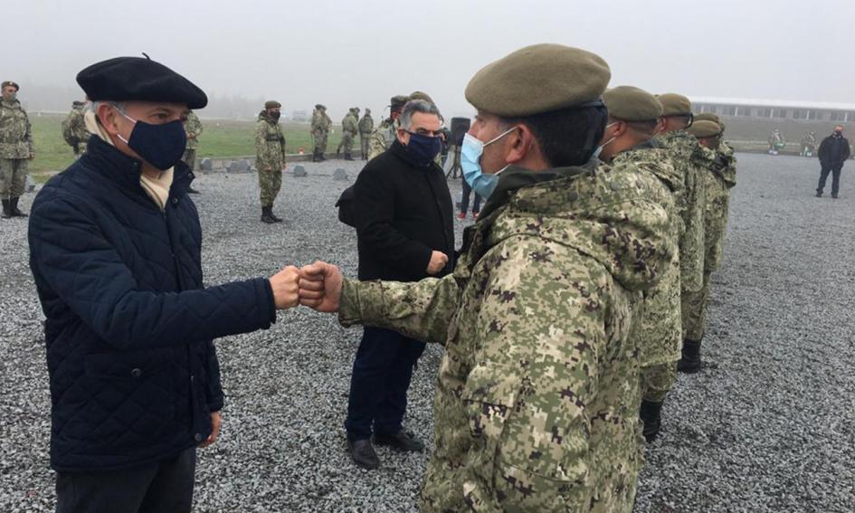 Ministro de Defensa Nacional Saludando a personal del Ejército