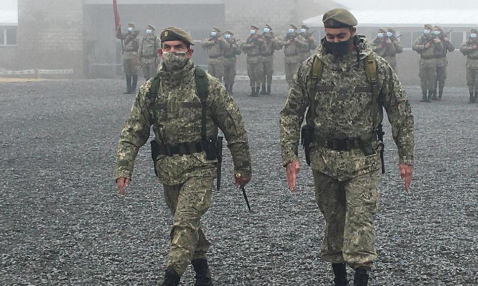 Comandante en jefe del Ejército junto a personal del Ejército Comandante en jefe del Ejército junto a personal del Ejército