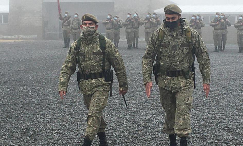 Comandante en jefe del Ejército junto a personal del Ejército