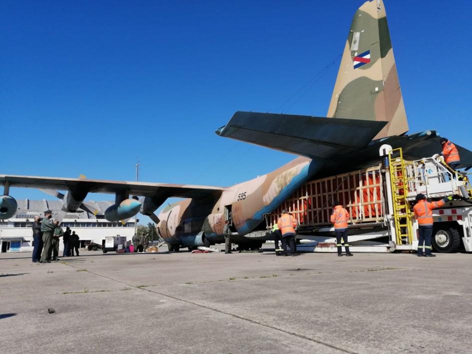 Hércules descargando radar destinado al Aeropuerto de Carrasco