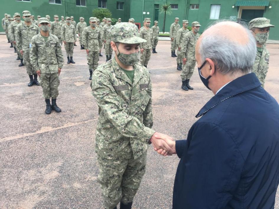 Despedida efectivos que viajan a misión de paz en el Congo Ministro de Defensa Nacional saludando a efectivo militar