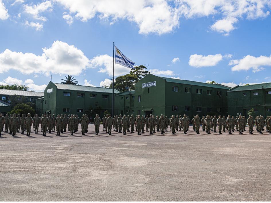 Ministro de Defensa saludando a personal militar que parte a misión de paz