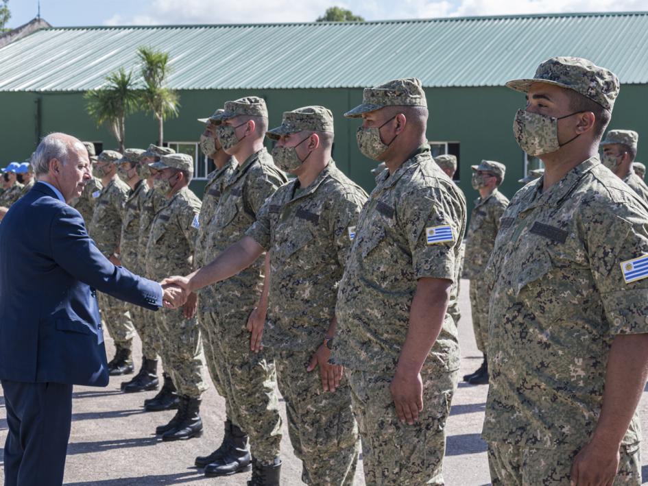 Ministro de Defensa saludando a personal militar que parte a misión de paz