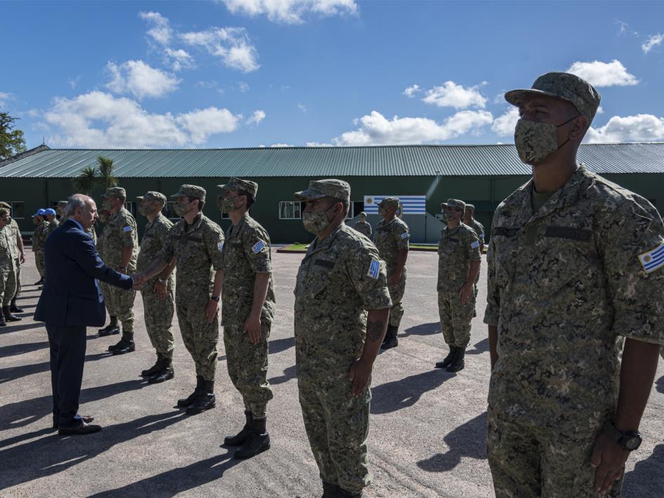 Ministro de Defensa saludando a personal militar que parte a misión de paz