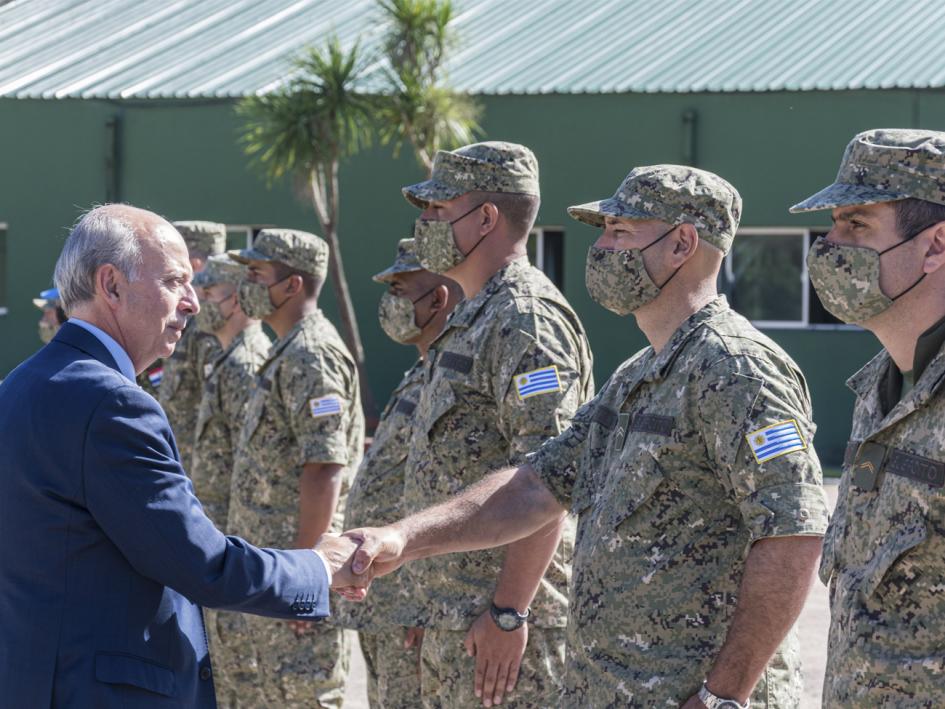 Ministro de Defensa saludando a personal militar que parte a misión de paz