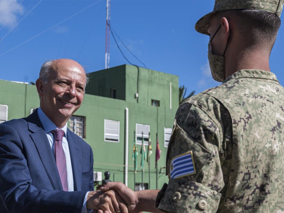 Ministro de Defensa saludando a personal militar que parte a misión de paz