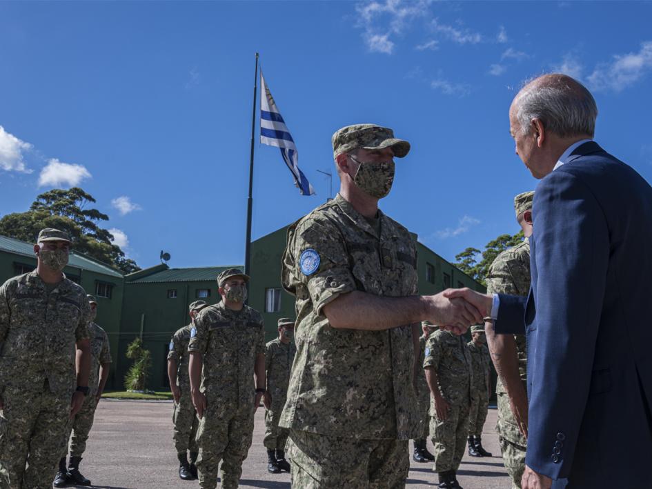 Ministro de Defensa saludando a personal militar que parte a misión de paz