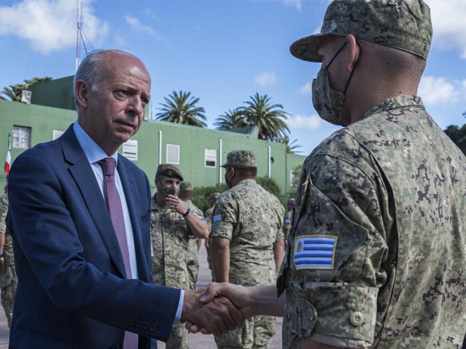 Ministro de Defensa saludando a personal militar que parte a misión de paz