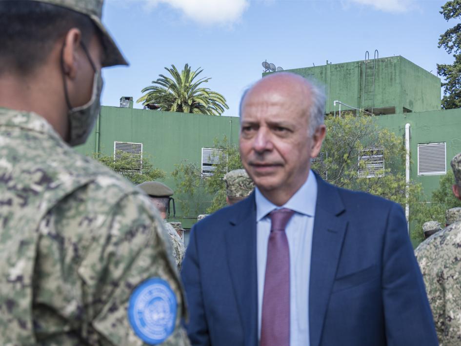 Ministro de Defensa saludando a personal militar que parte a misión de paz