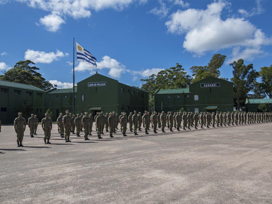 Ministro de Defensa saludando a personal militar que parte a misión de paz