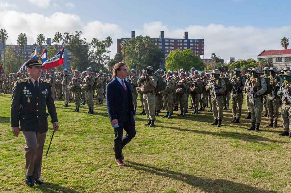 Presidente y comandante en jefe del Ejército pasando revista a los militares