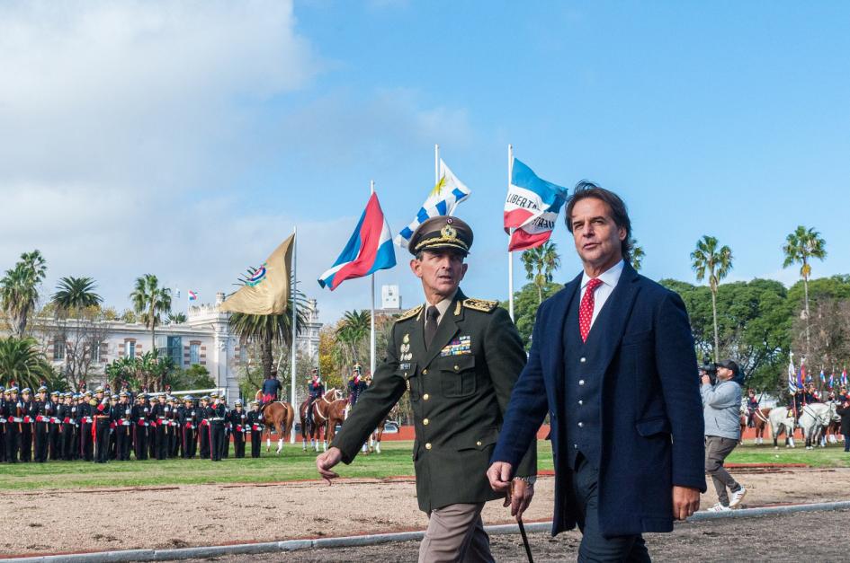 Presidente y comandante en jefe del Ejército pasando revista a los militares