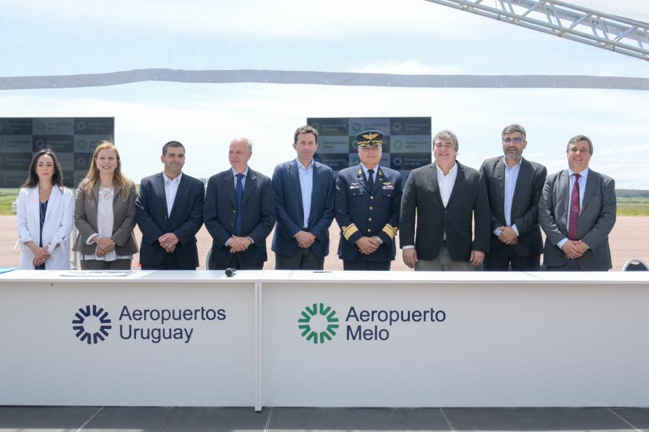 Autoridades del MDN y de Aeropuertos Uruguay Autoridades del MDN y de Aeropuertos Uruguay posando para la foto