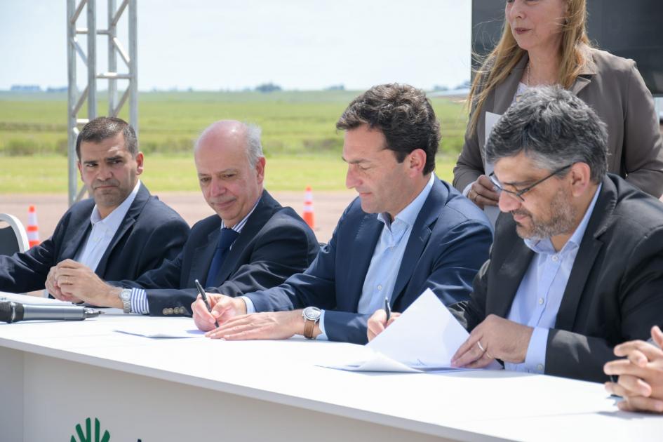 Autoridades del MDN y de Aeropuertos Uruguay Autoridades del MDN y de Aeropuertos Uruguay firmando traspaso