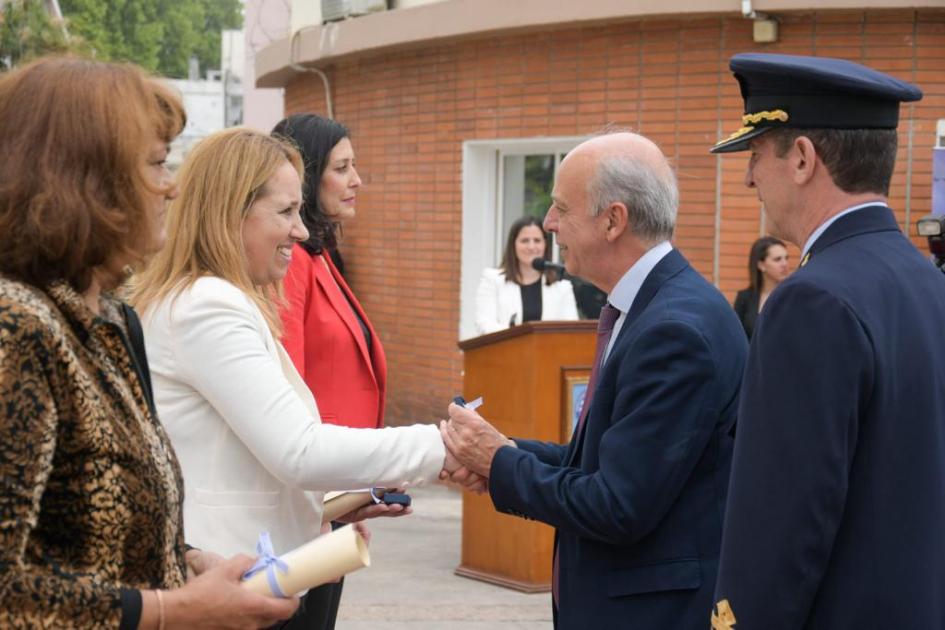 Ministro de Defensa entregando reconocimiento a funcionarias del Esmade