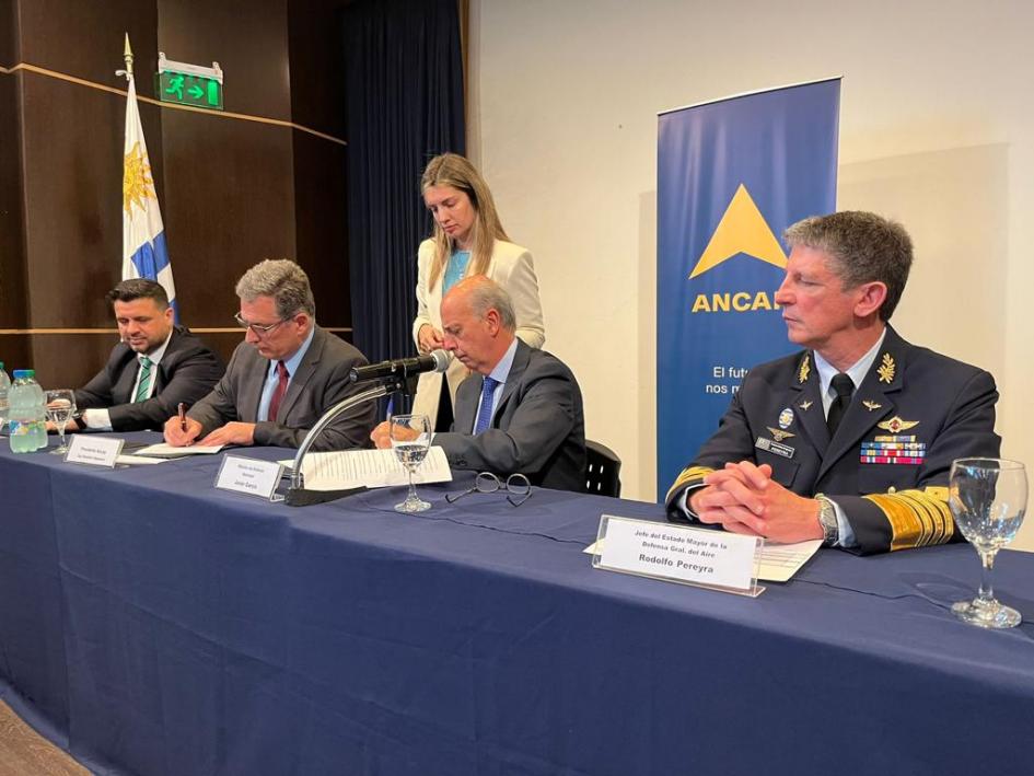 Firma de convenio entre el Ministerio de Defensa y Ancap Autoridades del MDN y ANCAP sentados en la mesa firmando el convenio