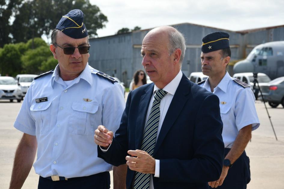 Relevo de dotación campaña antártica de de verano 2022-2023 Ministro de Defensa conversando con presidente del IAU, Brig. Gral. Fernando Colina