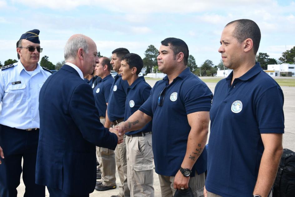 Ministro saludando a personal que parte hacia la Base Antártica Uruguaya