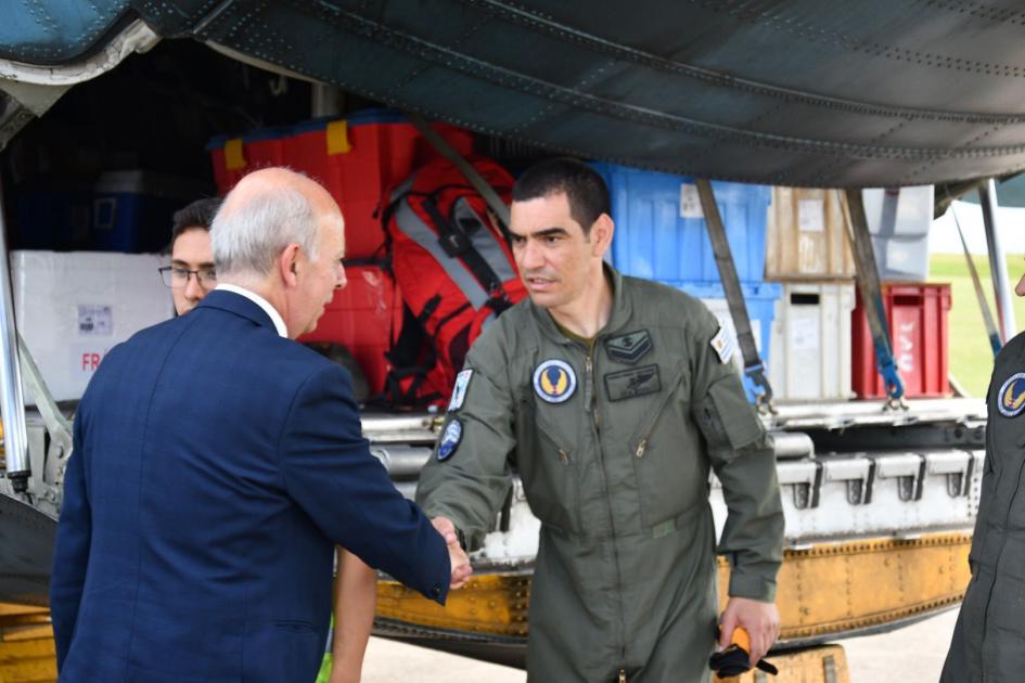 Ministro saludando a personal que parte hacia la Base Antártica Uruguaya