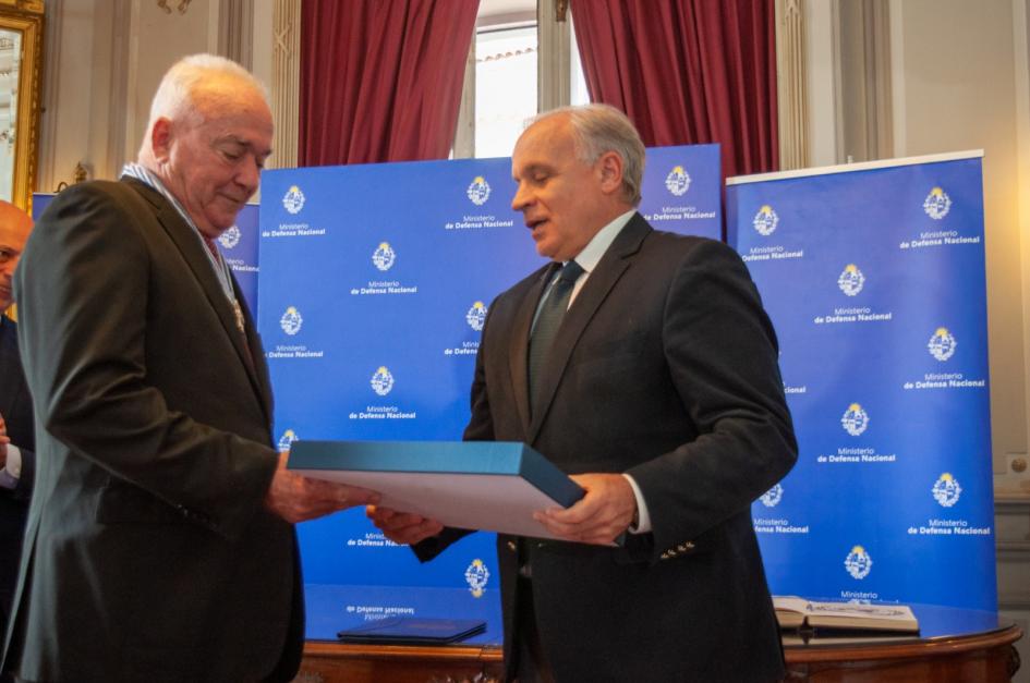 Entrega medalla de reconocimiento al Gral. Loitey Entrega medalla de reconocimiento al Gral. Loitey