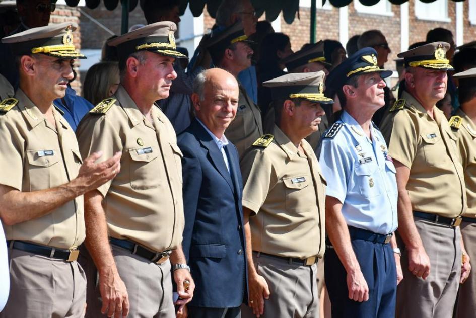 Toma de posesión del Gral. Moreira como comandante de la División de Ejército II Gral. Stevenazzi, ministro Javier García, Gral. Moreira y Gral. del Aire Rodolfo Pereyra
