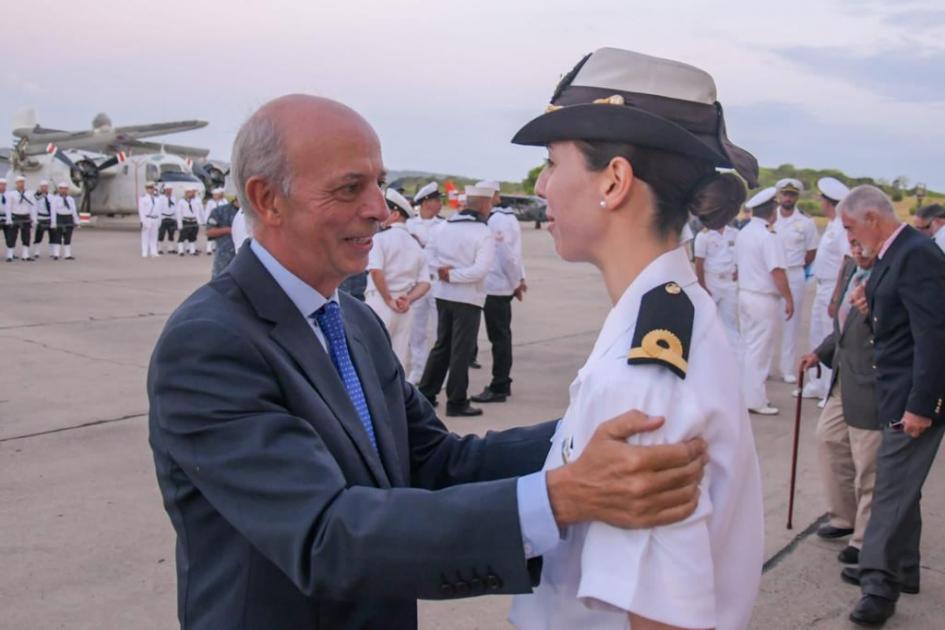 Primera mujer piloto en la historia de la Aviación Naval, la alférez de fragata Nati Fontaine Se recibió la primera mujer piloto en la historia de la Aviación Naval