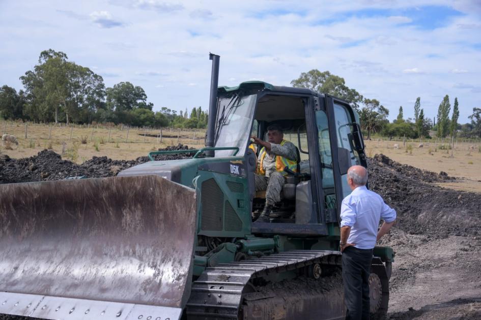 Ministro García recorriendo tajamares en Los Cerrillos